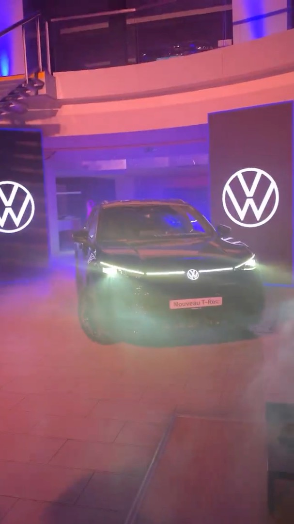 Reveal d’un véhicule Volkswagen devant un mur de LED, avec mise en lumière de scène