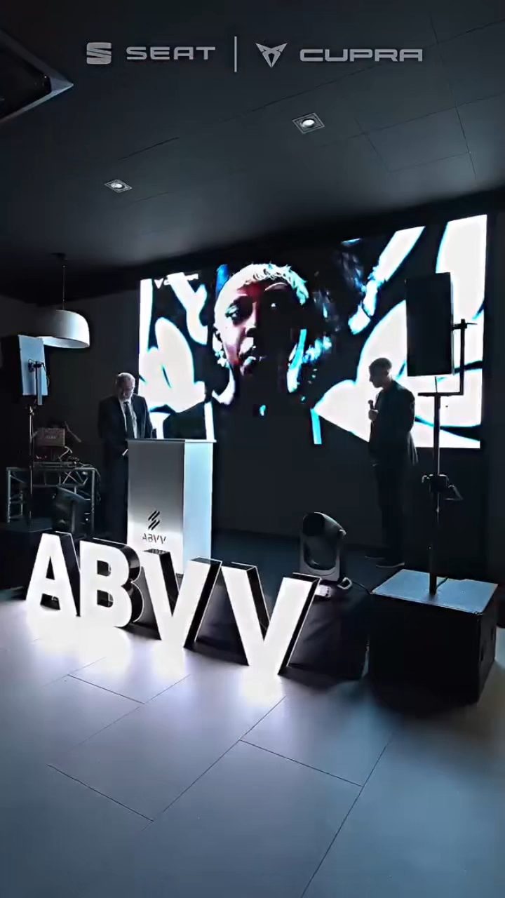 Concession SEAT CUPRA : mur de LED en fond de scène et lettres lumineuses pendant le lancement