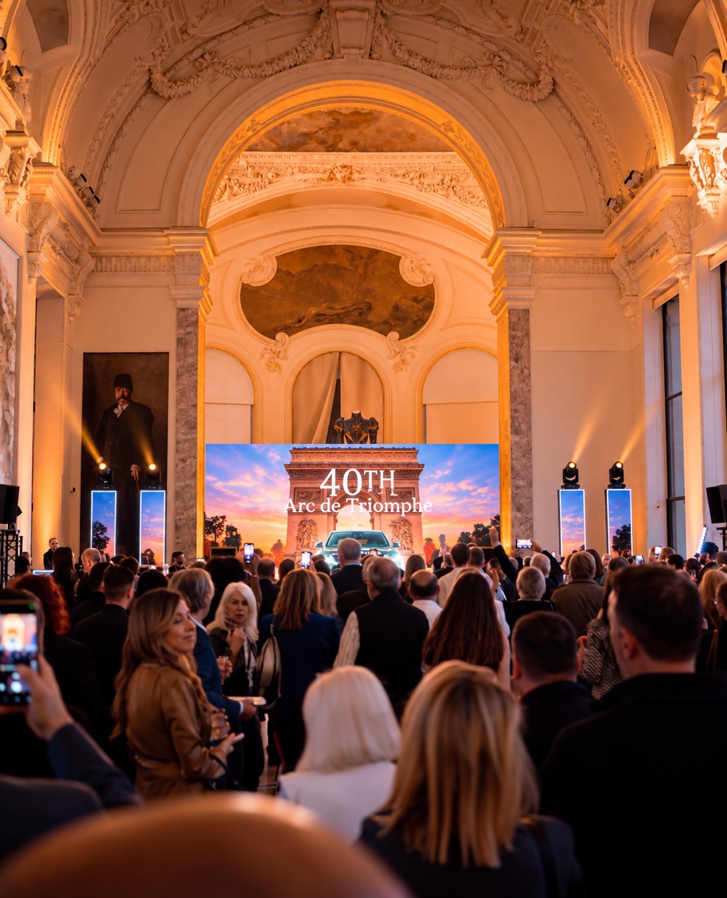 Soirée dans une salle patrimoniale : mur de LED en fond de scène, colonnes LED et lyres face au public