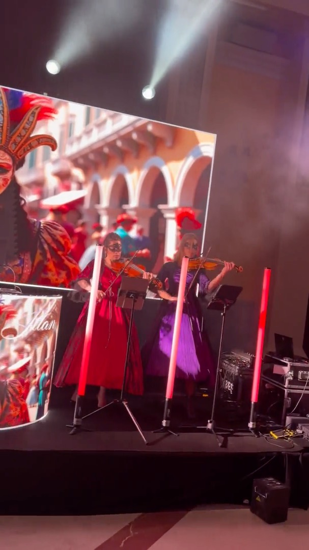 Soirée privée à la scénographie inspirée de Venise, avec mur de LED et éclairage d’ambiance